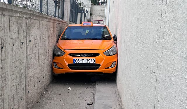 Ankara'da bir taksici zoru başardı: İki duvar arasına sıkışma sebebi ortaya çıktı