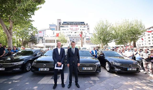 AK Parti'den CHP'ye geçen belediyenin yeni başkanı araçları böyle sergiledi
