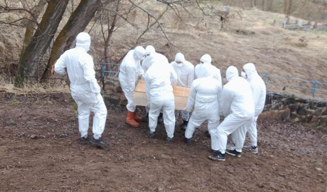 Erzurum'da acı ölüm: Mahalleli özel kıyafetlerle defnetti