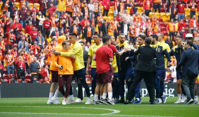 Galatasaray ve Fenerbahçe oyuncuları arasında sahada gerginlik!