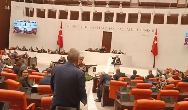 Meclis'te ilginç anlar: CHP'li Cevdet  Akay, 20 metrelik listeyi Genel Kurul'da sergiledi!