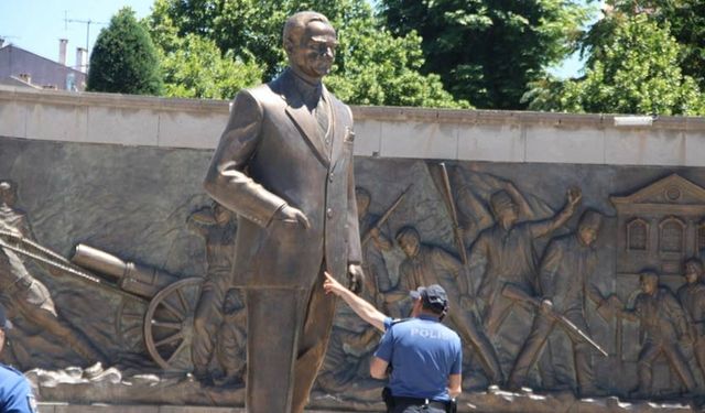 Kayseri'de Atatürk Anıtı'na baltalı saldırı