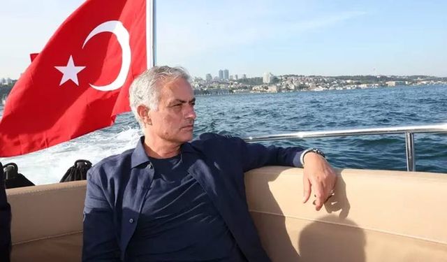 Jose Mourinho Fenerbahçe'ye imzayı resmen attı