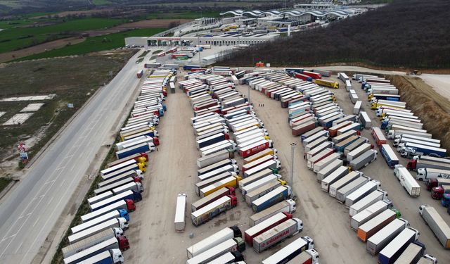 Schengen eziyeti! TIR'lar 24 kilometrelik kuyruk oluşturdu