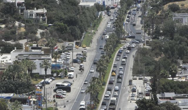 Tatilciler dönüş yolunda! Kilometrelerce oluşan araç kuyrukları böyle görüntülendi