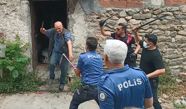 Evine gelen polisi bıçakladı! 'Ben peygamberim, cumhurbaşkanıyım'