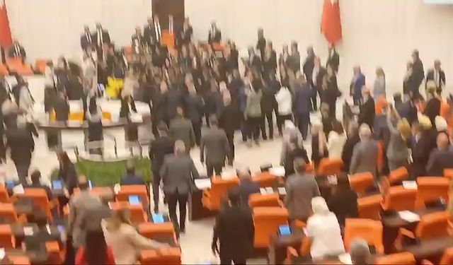 Meclis'te yumruk yumruğa büyük kavga: AK Parti'liler Ahmet Şık'a saldırdı