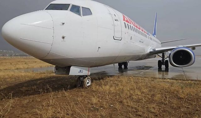 Hakkari'de Ajet yolcu uçağı pistten çıktı! Yolcular tahliye edildi