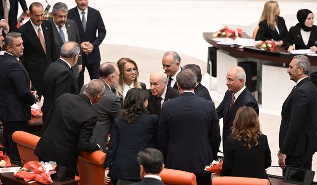 Devlet Bahçeli, Cumhurbaşkanı Erdoğan'ın talimatıyla DEM Parti'lilerin elini sıkmış