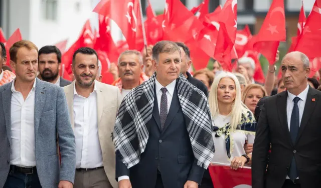 Başkan Tugay’dan güçlü Cumhuriyet mesajı: Bugün de omuz omuza mücadele etmek zorundayız