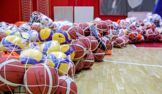 Bayraklı'da sportif faaliyetlere destek: Malzemeler okullara dağıtıldı