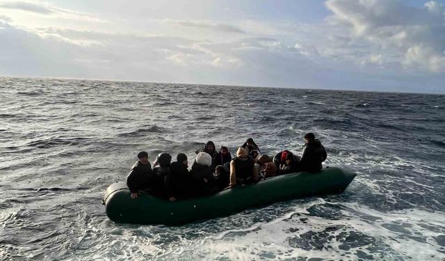 İzmir'de düzensiz göç girişimleri engellendi; Ege Denizi'nde 43 göçmen kurtarıldı