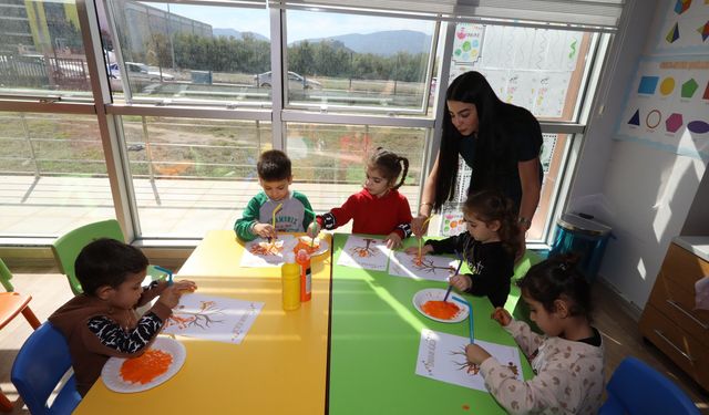 İzmir'de kadın üreticilere destek: Çalışırken çocuklarını buraya emanet ediyorlar!