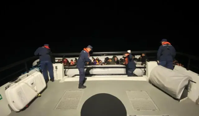 İzmir açıklarında göçmen operasyonu: Çeşme ve Foça'da 135 kişi kurtarıldı