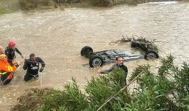 İzmir Foça'da cesedi bulundu: Bülent Kaptanoğlu'nun sel sularına kapıldığı anlar kamerada