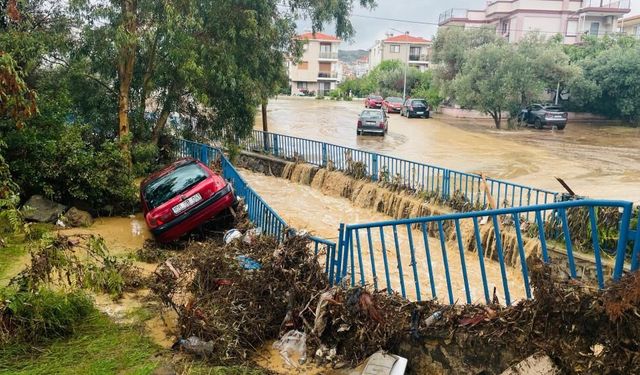 İzmir'de sağanak başladı: Ev ve işyerleri sular altında kaldı