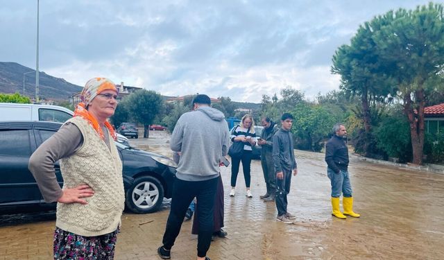 İzmir'de sağanak yağış hayatı felç etti: Evleri su bastı, halk belediyeye tepkili
