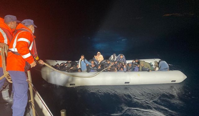 Lastik botta, hayatlarını riske atarak yolculuk ediyorlardı: Foça açıklarında 86 kişi kurtarıldı
