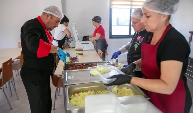 Güzelbahçe Belediyesi’nden örnek proje: “Dayanışma Mutfağı” her gün yüzlerce sofrayı ısıtıyo