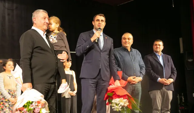 Güzelbahçe’de kahkaha dolu tiyatro buluşması