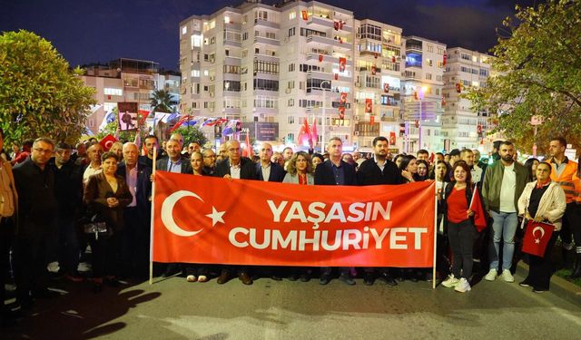 İzmir Karabağlar'da coşkulu Cumhuriyet kutlaması: Yüzlerce vatandaş yürüyüş yaptı