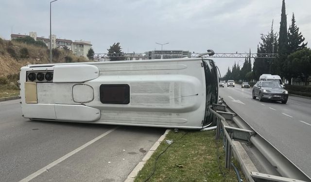 İzmir’de havalimanı servisi devrildi: 5 kişi yaralandı
