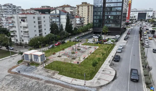 İzmir’de yeşil dönüşüm hızlandı: Bayraklı'da atıl alanlara 123 ağaç dikildi, parklar yemyeşil