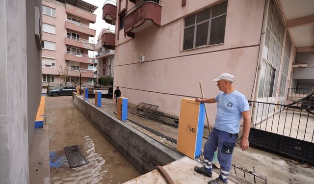 İzmir'in o ilçesi sağanağa teslim oldu: Dereler taştı, yollar su içinde kaldı!