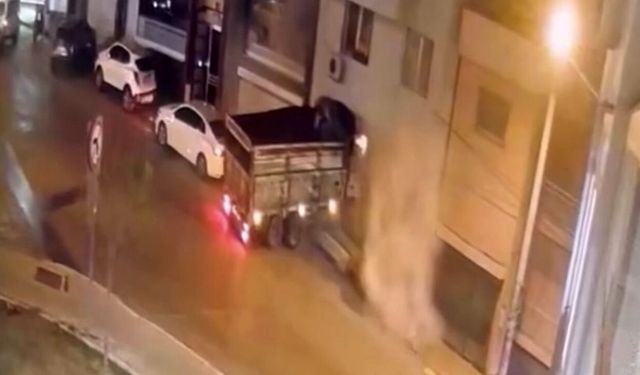 İzmir’de freni boşalan kamyon eve girdi: “Yarım saat önce olsaydı röportaj veremezdik”