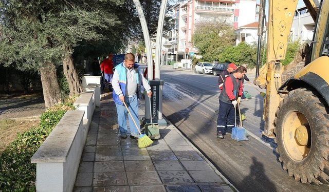 Menderes’te temizlik seferberliği: Caddeler pırıl pırıl oldu