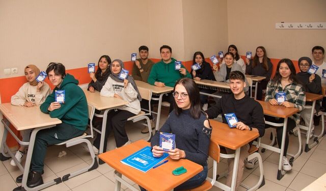 İzmir'de öğrencilere destek: Dijital eğitim paketleri dağıtıldı, sıra tablet çekilişlerinde