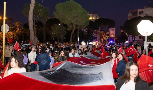 Ödemiş sokakları gelincik tarlasına döndü, Cumhuriyet Bayramı kutlandı!