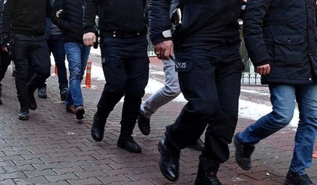 İzmir merkezli suç çetesi çökertildi: Seferihisar ve Kocaeli'de yakalanan 14 şüpheli tutuklandı