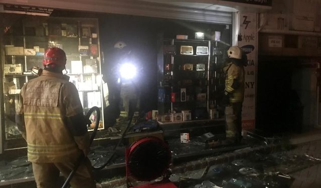Aliağa'da korkutan yangın: Mağaza küle döndü