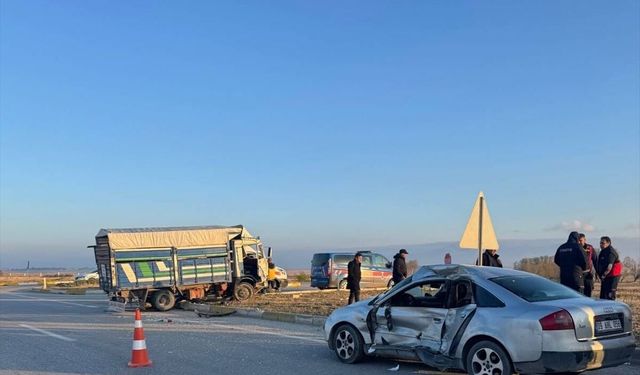 Afyon-Konya yolunda kaza:  Kamyonet ile otomobil çarpıştı, 6 yaralı