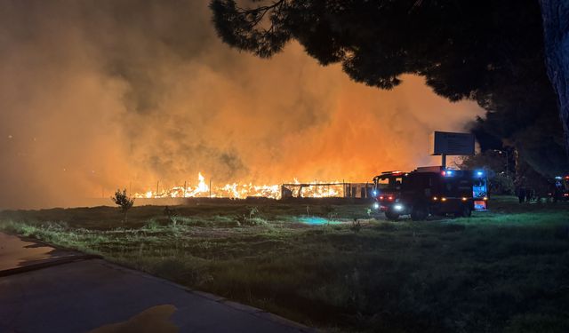 İzmir'de çöp depolama alanı yangını: Ekipler gece boyu müdahale etti