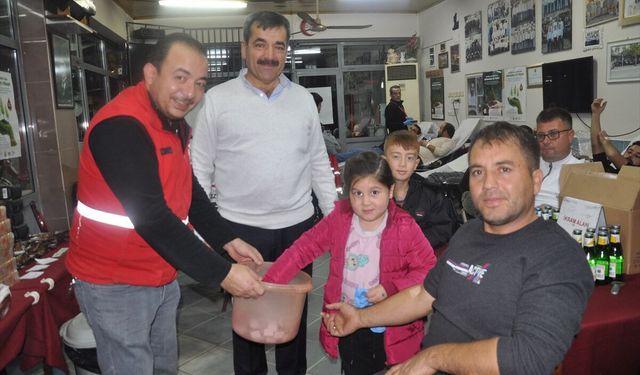 İzmir'deki o kahvehanede kan bağışı etkinliği düzenlendi
