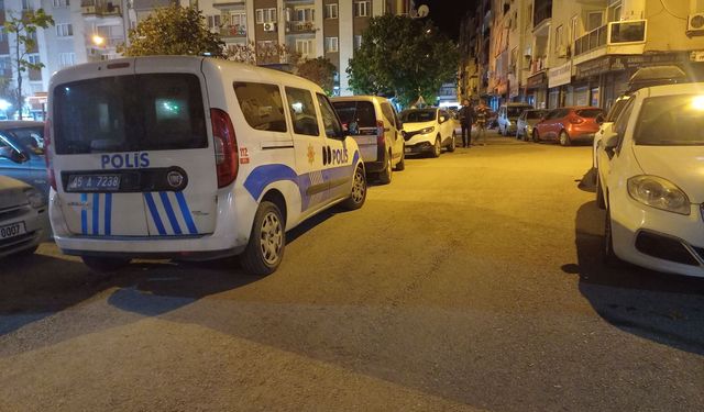 Manisa'da 2 kişi sokak ortasında çatıştı: 1 yaralı