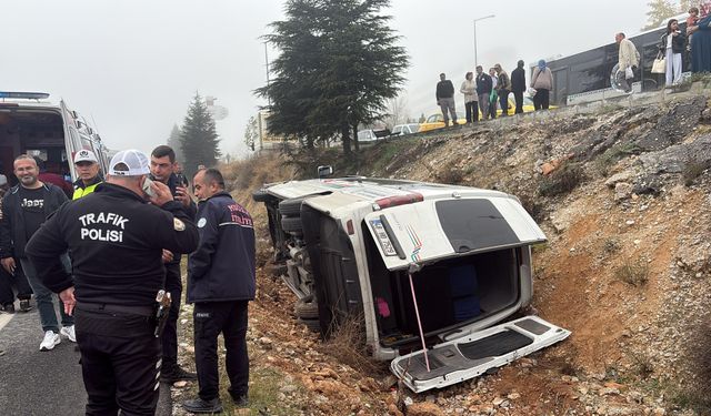 Muğla'da feci kaza: Yolcu minibüsü devrildi, 15 kişi yaralandı
