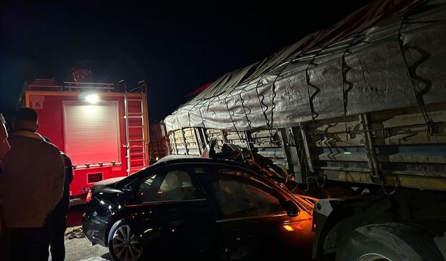 Tır ile otomobil çarpıştı: 1’i çocuk 2 kişi yaşamını yitirdi