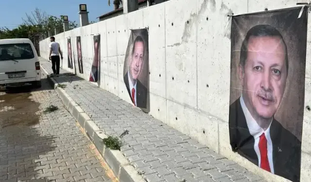 AK Parti Güzelbahçe İlçe Başkanından sıra dışı sevgi gösterisi: Erdoğan'ın afişleri evinin her köşesinde