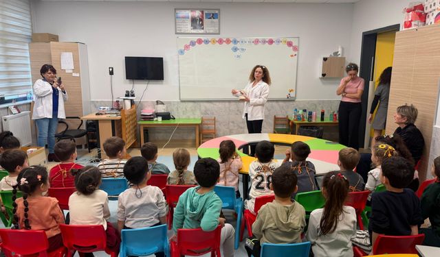 İzmirli minikler bilinçleniyor: Anaokulu öğrencilerine ağız ve diş sağlığı eğitimi