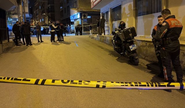Bayraklı sokaklarında kanlı hesaplaşma: Baba-oğul hedef alındı, 1 ölü 3 Yaralı!