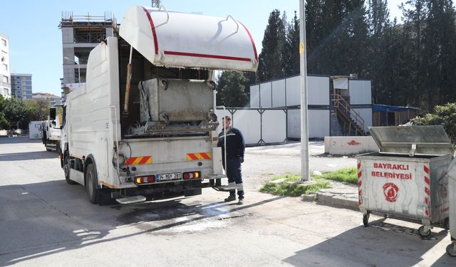 Bayraklı'da temizlik seferberliği: Konteynerler tek tek ilaçlanıyor!