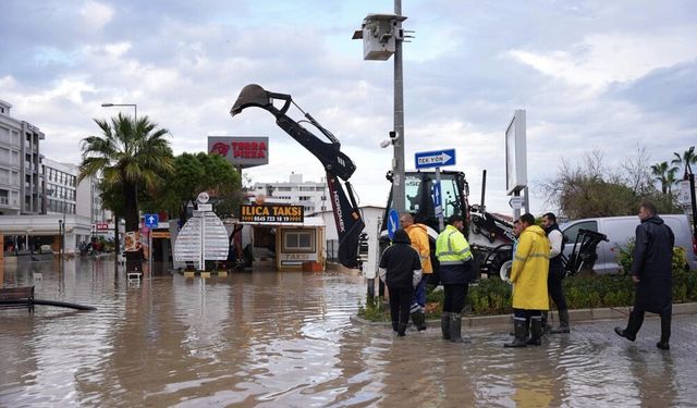 Çeşme Belediyesi'nden olağanüstü yağışa olağanüstü müdahale