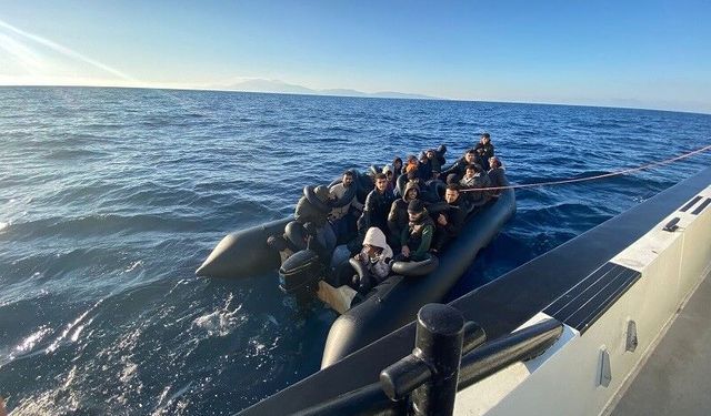 İzmir açıklarında sahil güvenlik operasyonu: 63 düzensiz göçmen kurtarıldı