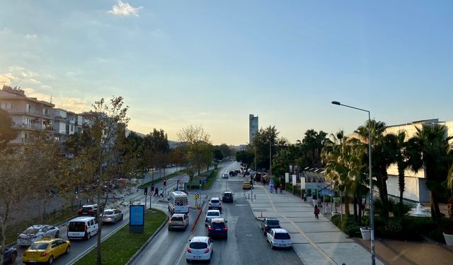 İzmir Balçova'da polis affetmedi: Refüjde araç süren genç hem ceza yedi hem ehliyetini kaptırdı