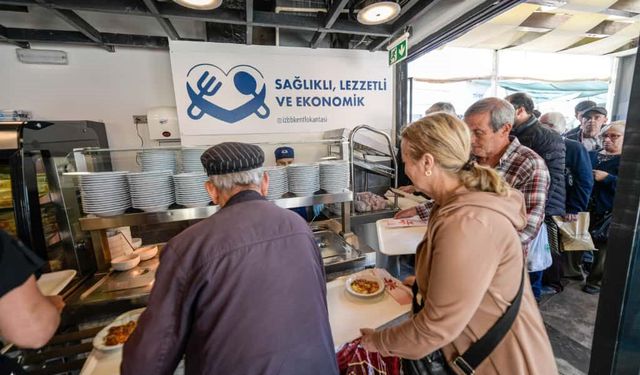 İzmir Büyükşehir'den 10 Kasım dayanışması: Binlerce kişiye ücretsiz sıcak yemek dağıtıldı