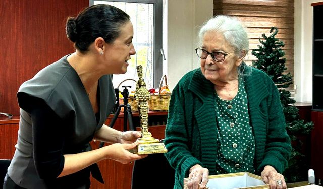 İzmir'de Efes Selçuk Belediyesinden Prof. Dr. İoanna Kuçuradi'ye onur ödülü: İlçede 'felsefe günleri' yapılacak