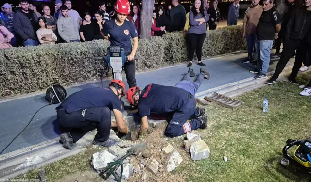 İzmir'de itfaiye çifte mutluluk yaşattı: Mazgaldaki köpek ve yangında mahsur kalan kediler kurtarıldı
